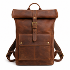 Zaino in pelle marrone con chiusura arrotolata.