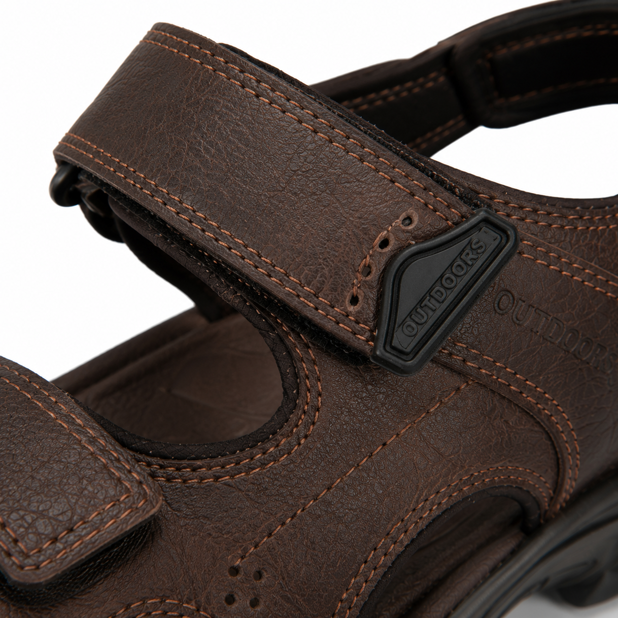 Sandali in pelle marrone con design ergonomico.