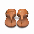 Sandali in pelle marrone con fibbia regolabile.