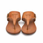 Sandali in pelle marrone con fibbia regolabile.