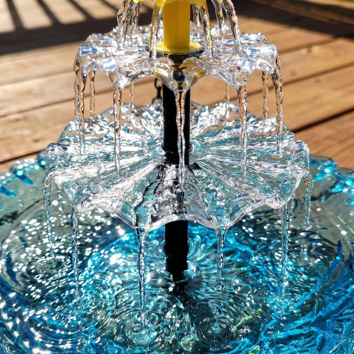 Abbeveratoio per uccelli sospeso con fontana solare a due livelli e ciotola in vetro
