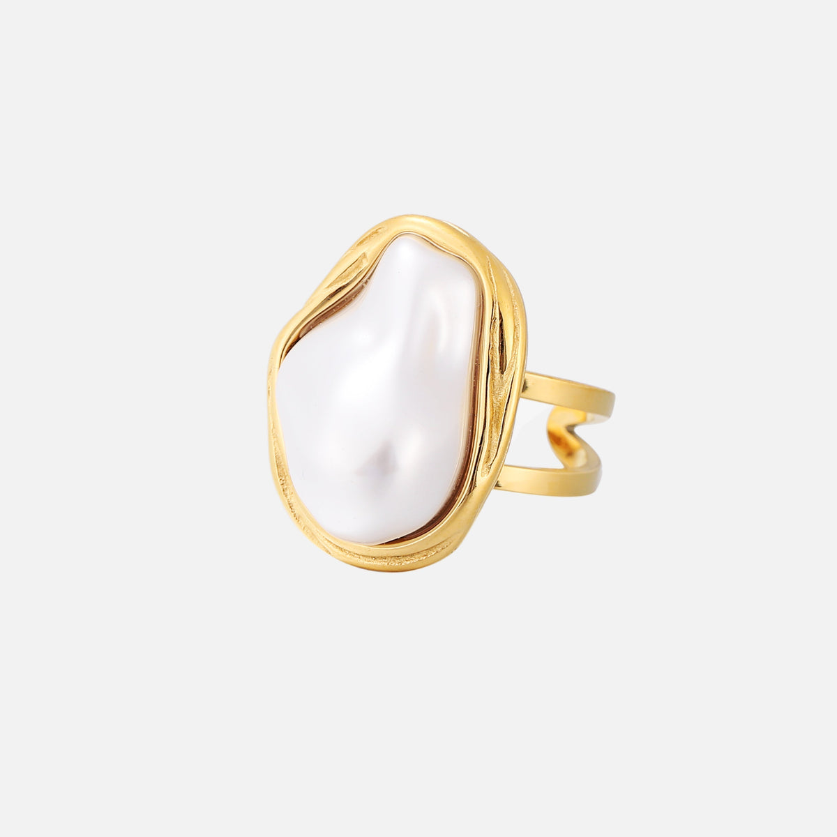 Anello dorato con perla irregolare – Organico ed elegante