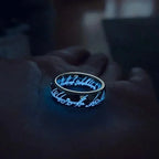 Anello fosforescente con incisione runica fantasy ipoallergenico senza nichel che assorbe la luce