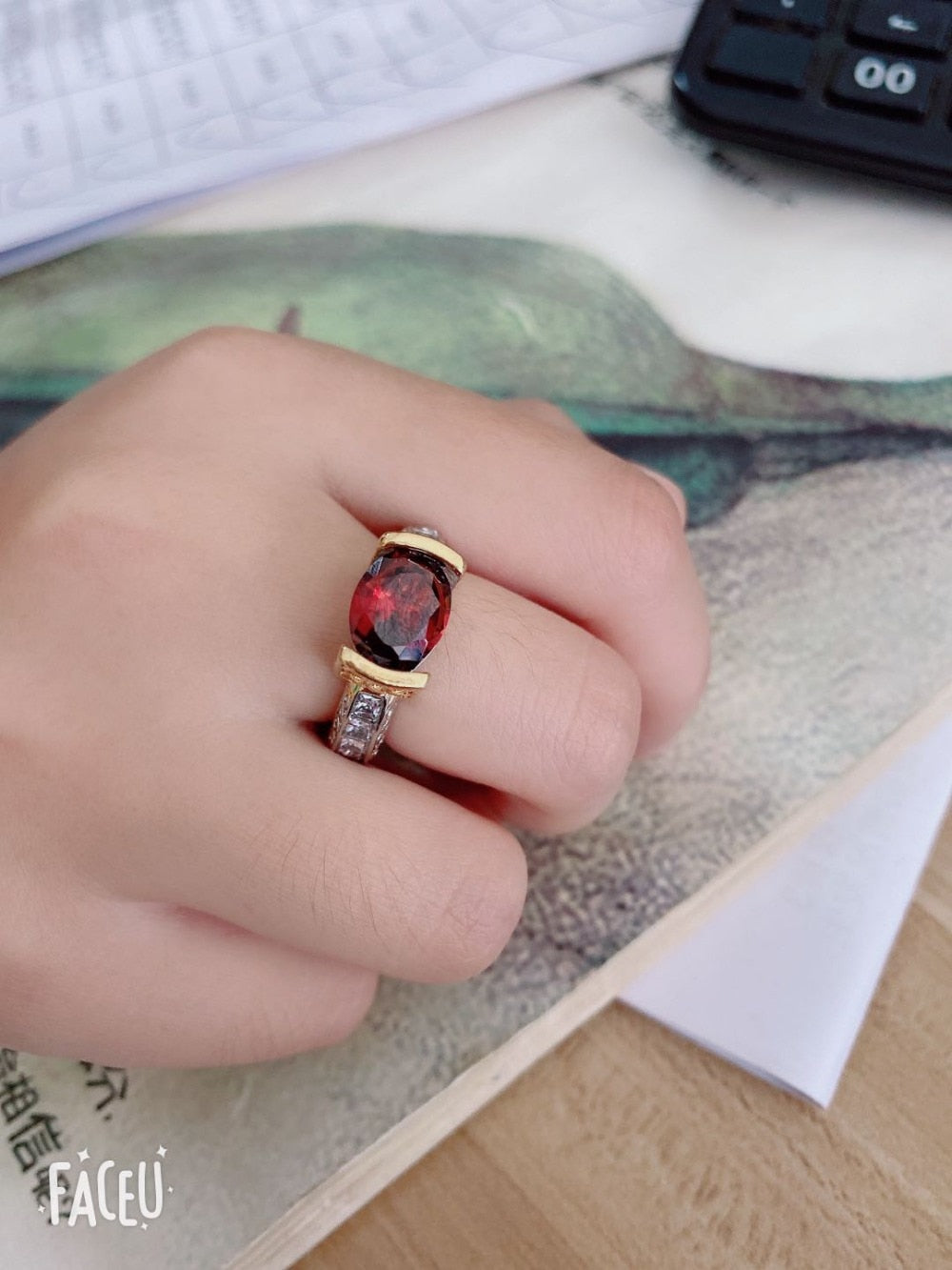 Anello vintage con pietre rosse e zirconi per donna