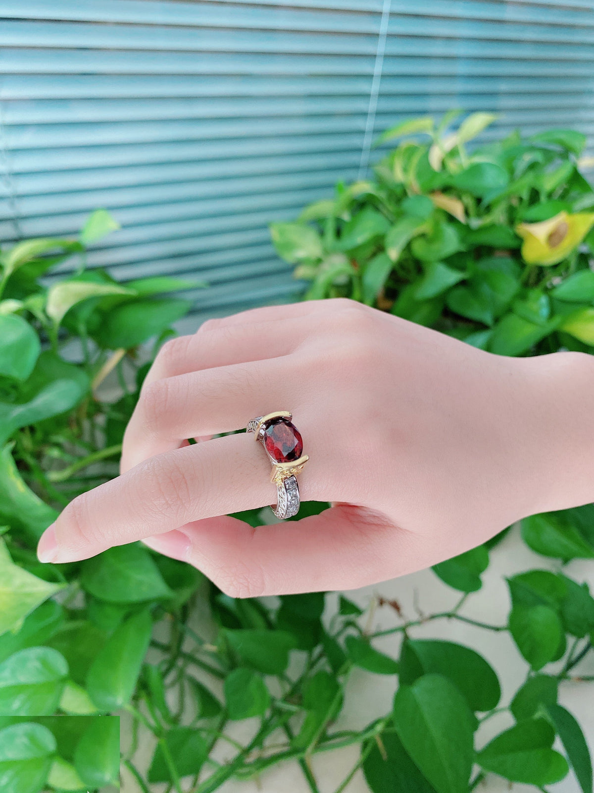 Anello vintage con pietre rosse e zirconi per donna