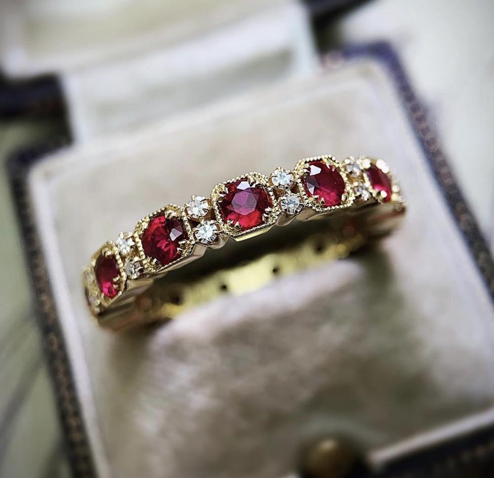 Anello vintage con pietre rosse e zirconi per donna