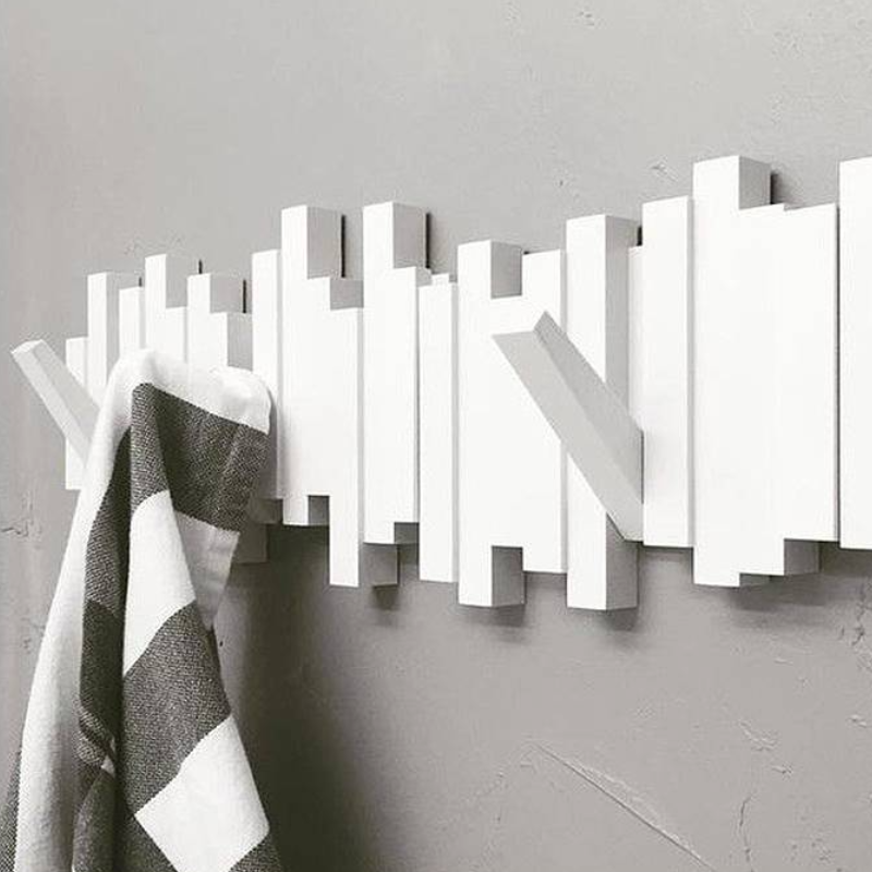 Appendiabiti a muro pieghevole effetto piano per un'organizzazione elegante
