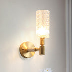 Applique da parete a 1 luce stile contemporaneo finitura oro con paralume cilindrico in cristallo sfaccettato