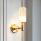 Applique da parete a 1 luce stile contemporaneo finitura oro con paralume cilindrico in cristallo sfaccettato