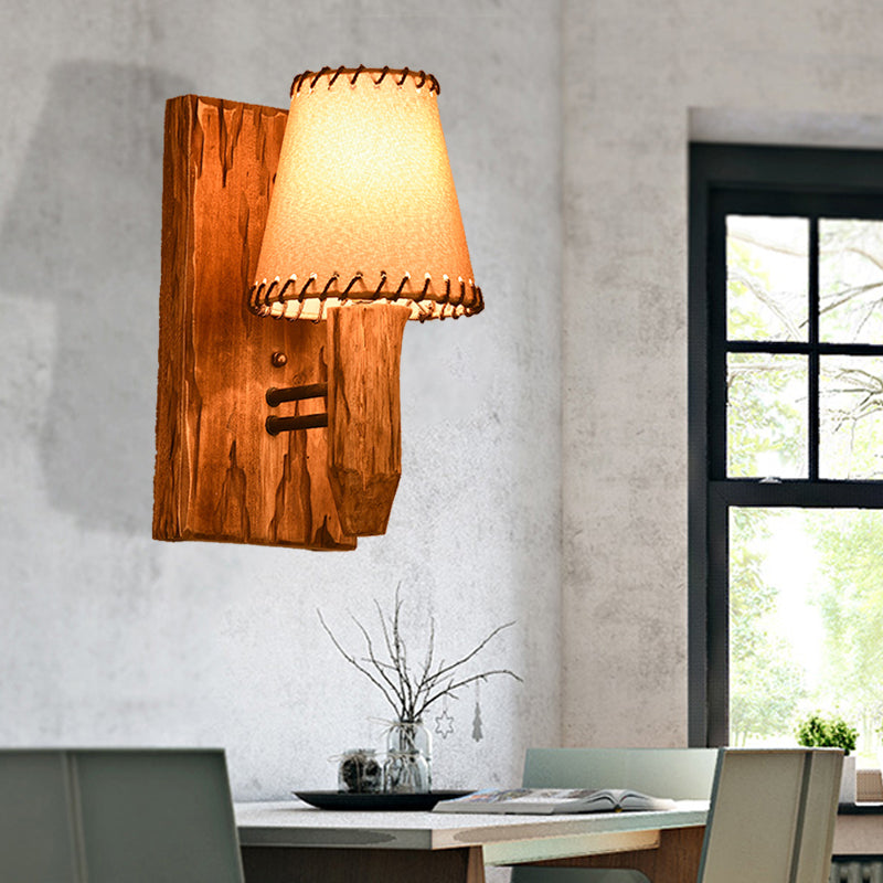 Applique da parete in legno e tessuto con paralume conico stile industriale