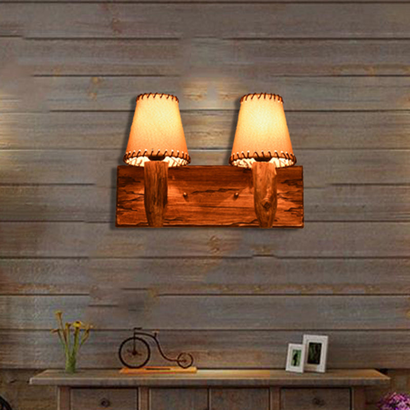Applique da parete in legno e tessuto con paralume conico stile industriale