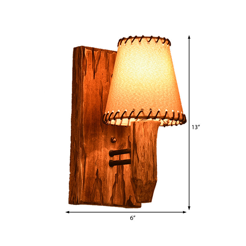 Applique da parete in legno e tessuto con paralume conico stile industriale