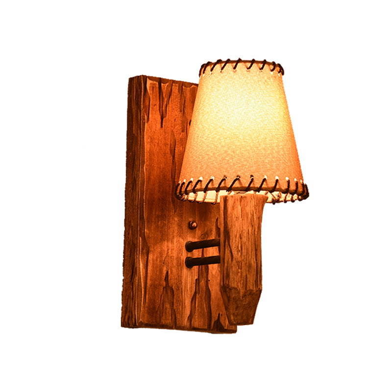 Applique da parete in legno e tessuto con paralume conico stile industriale