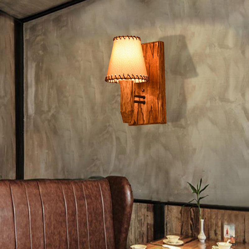 Applique da parete in legno e tessuto con paralume conico stile industriale