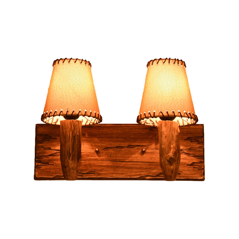Applique da parete in legno e tessuto con paralume conico stile industriale