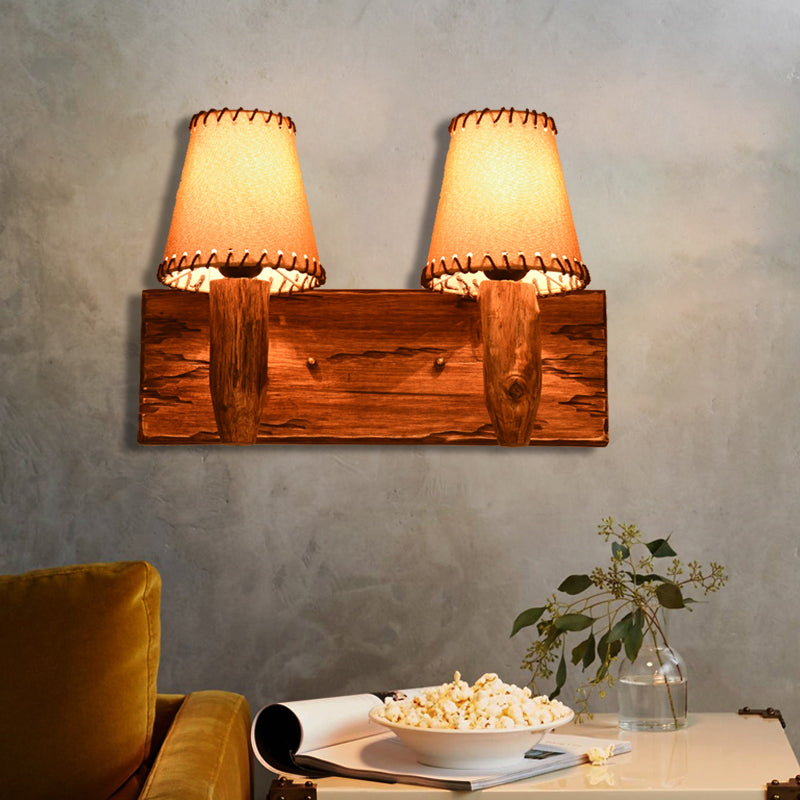 Applique da parete in legno e tessuto con paralume conico stile industriale