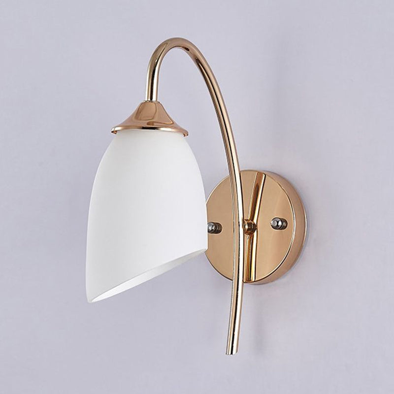 Applique da parete moderna 1 luce con paralume angolato in vetro opalino nero/oro per camera da letto