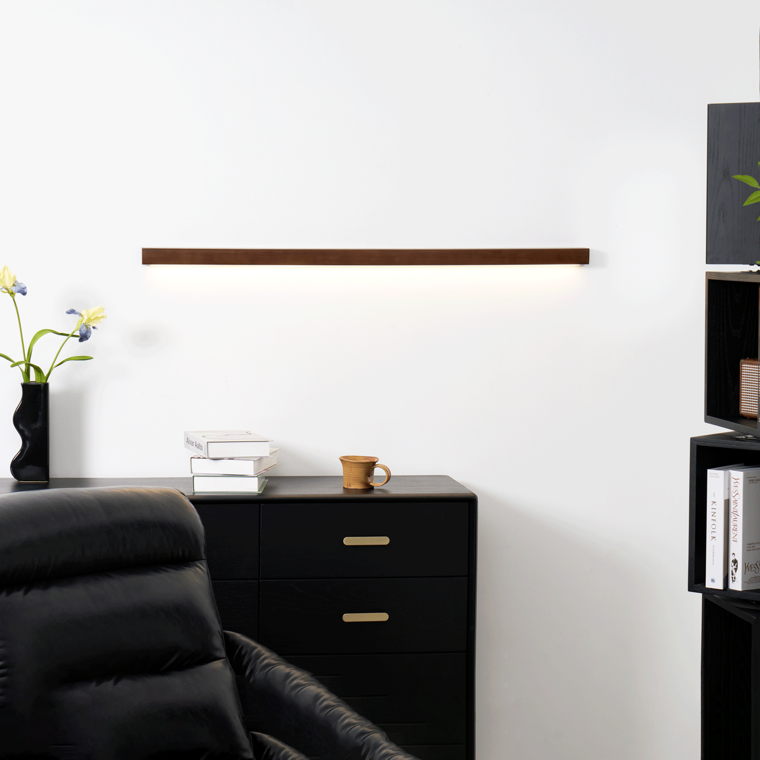 Applique lineare in legno con luce sottile