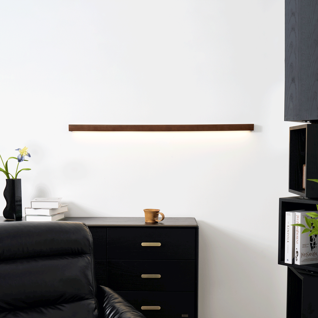 Applique lineare in legno con luce sottile