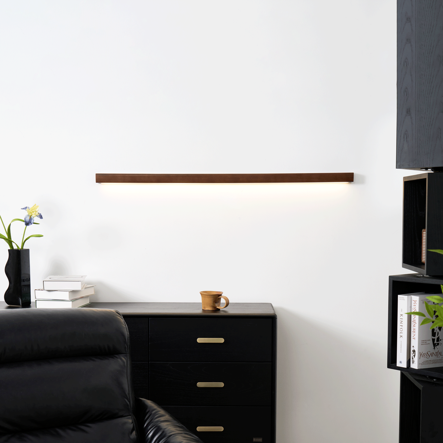 Applique lineare in legno con luce sottile