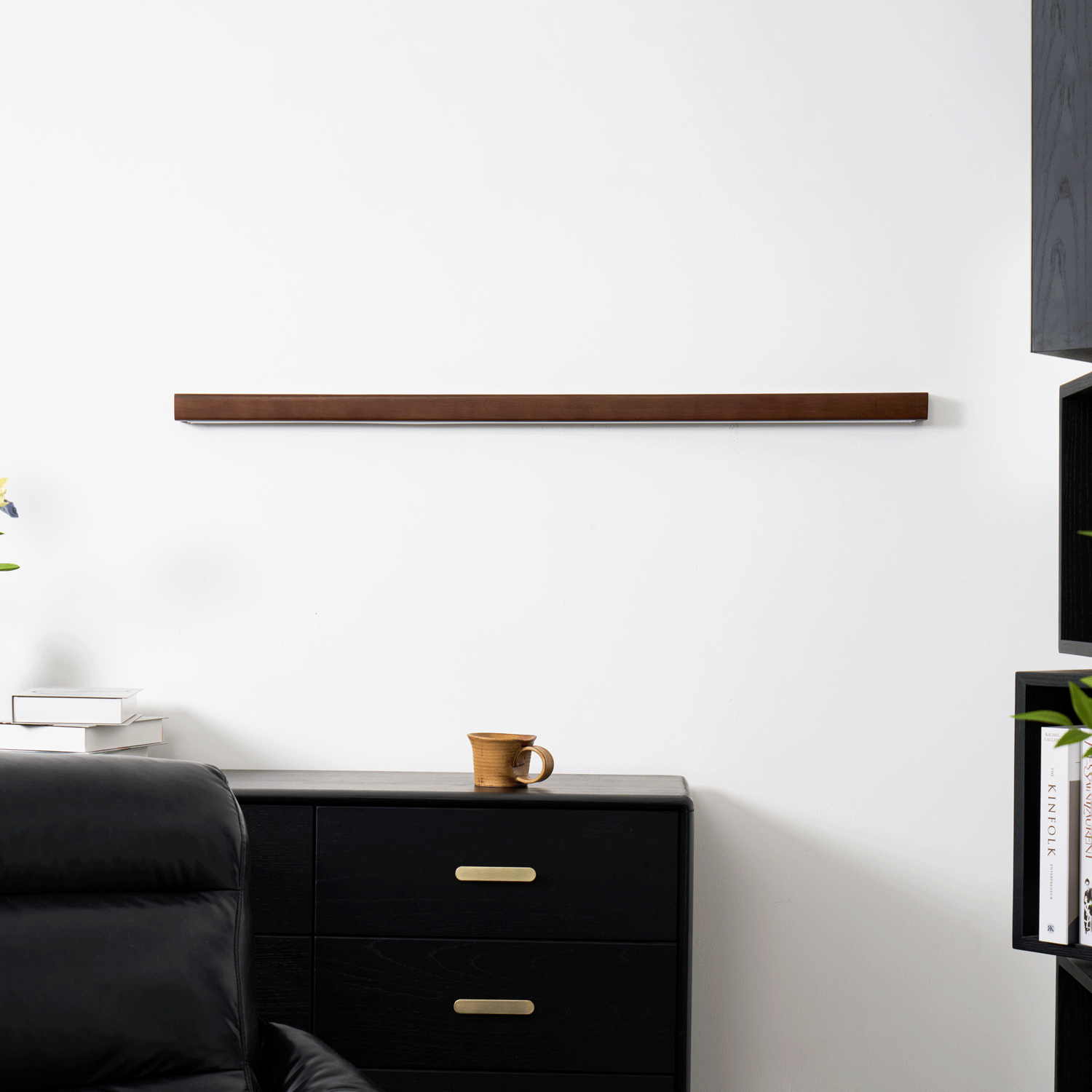 Applique lineare in legno con luce sottile