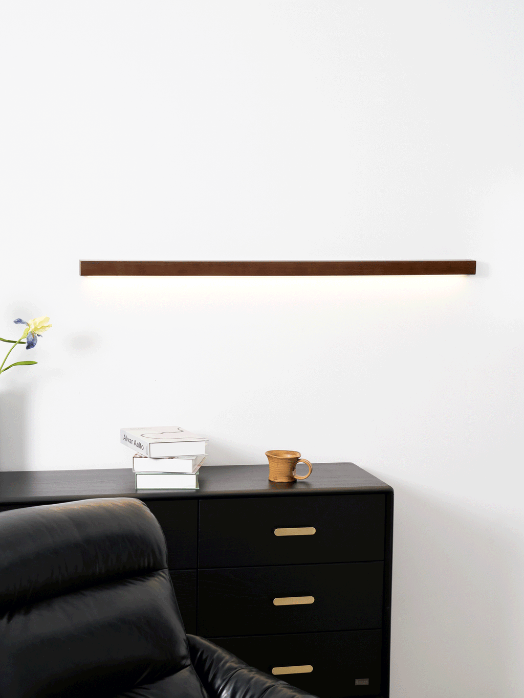 Applique lineare in legno con luce sottile