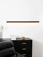 Applique lineare in legno con luce sottile