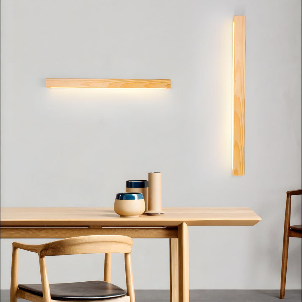 Applique lineare in legno con luce sottile