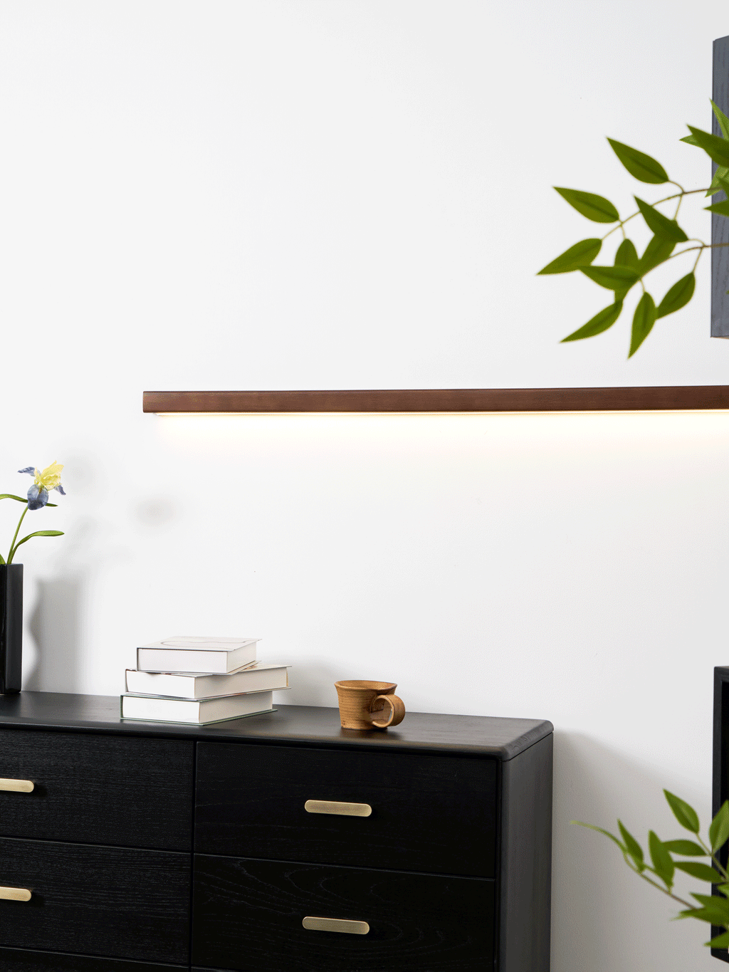 Applique lineare in legno con luce sottile