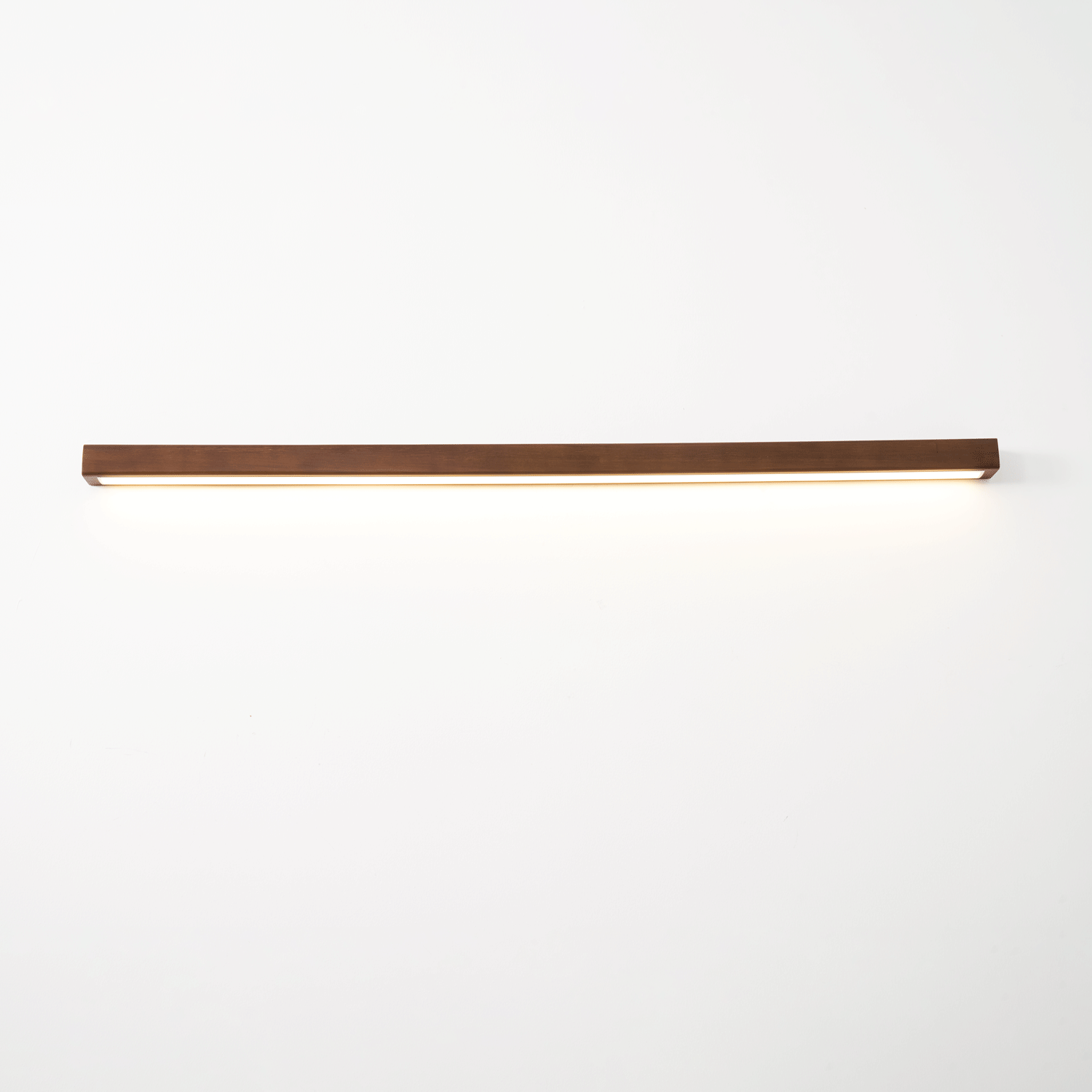Applique lineare in legno con luce sottile