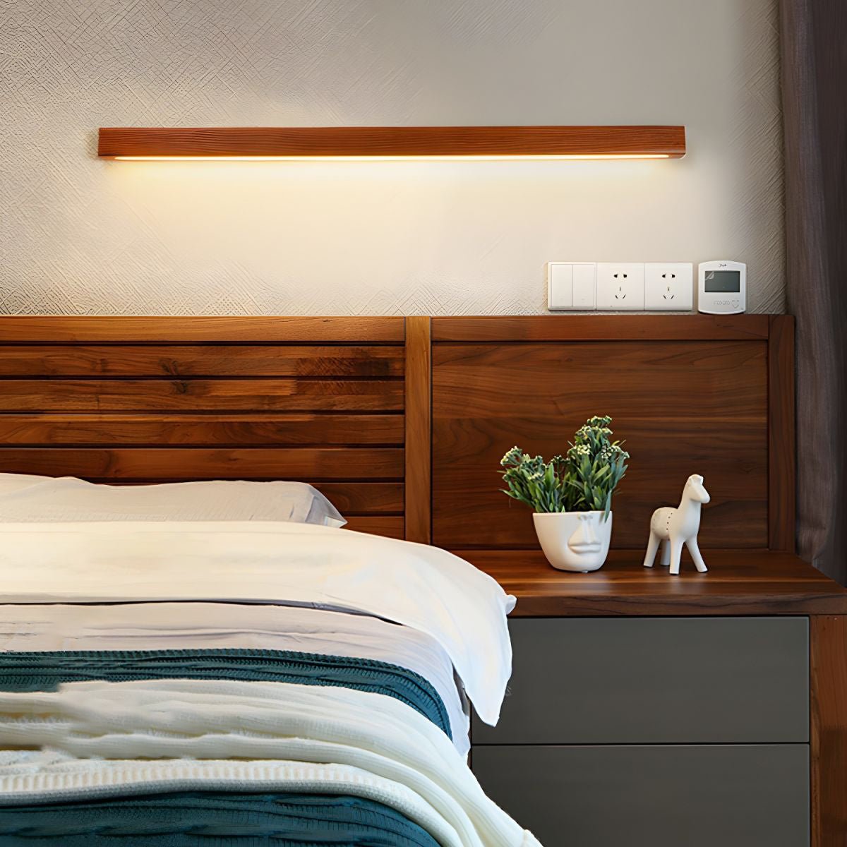 Applique lineare in legno con luce sottile