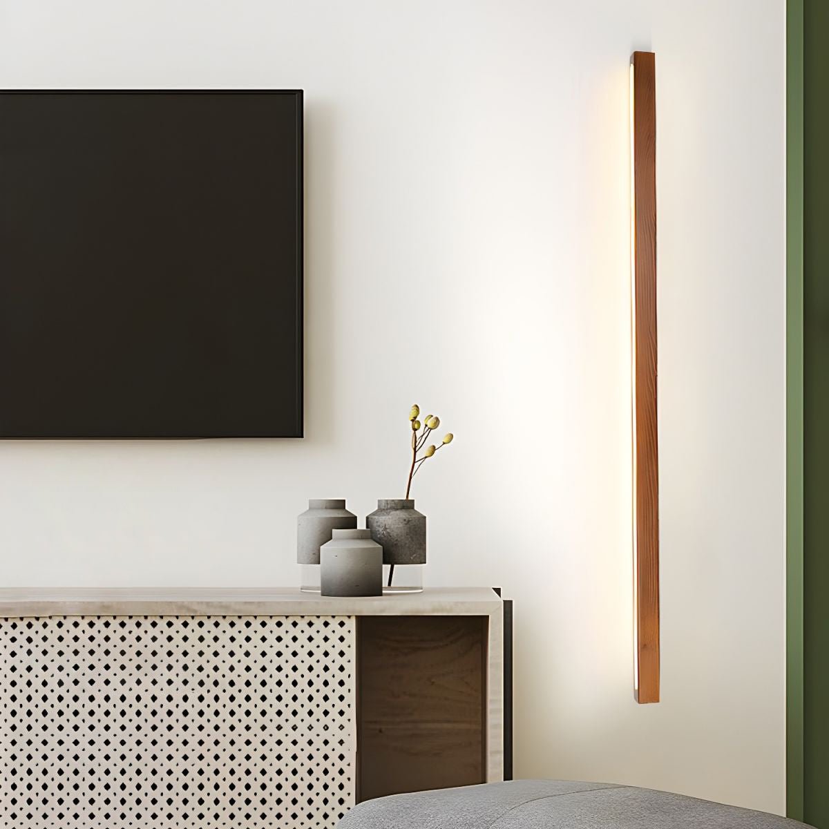 Applique lineare in legno con luce sottile