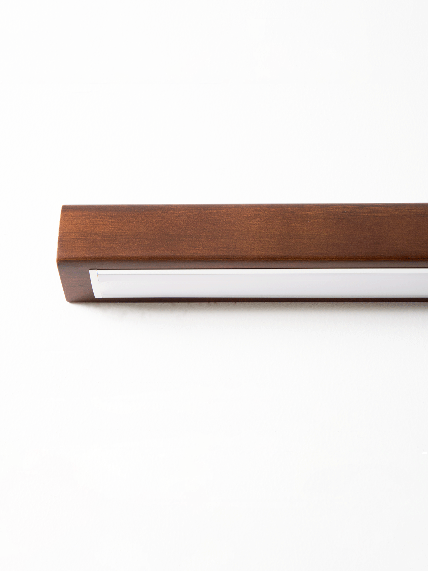 Applique lineare in legno con luce sottile