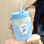 Bicchiere con cannuccia e design animali