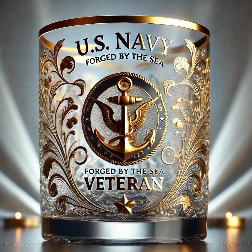 Elegante bicchiere da whisky con emblema militare e accenti dorati