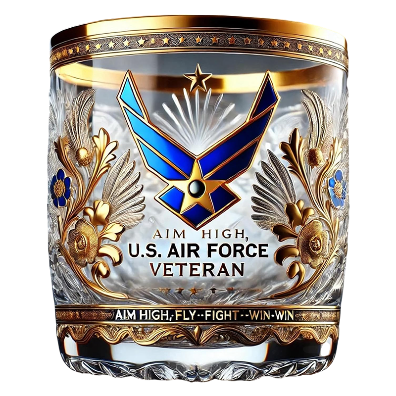 Elegante bicchiere da whisky con emblema militare e accenti dorati