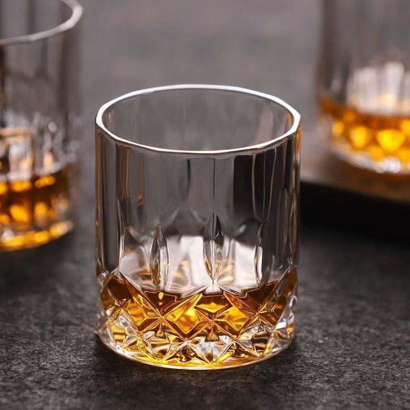 Bicchiere tumbler per whiskey in vetro con motivo vintage a rilievo