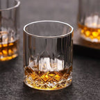 Bicchiere tumbler per whiskey in vetro con motivo vintage a rilievo
