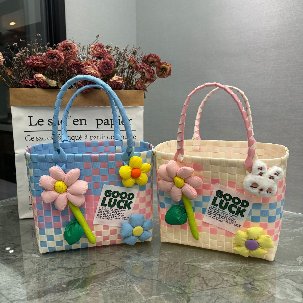 Borsa a mano giocosa con fiore e fiocco