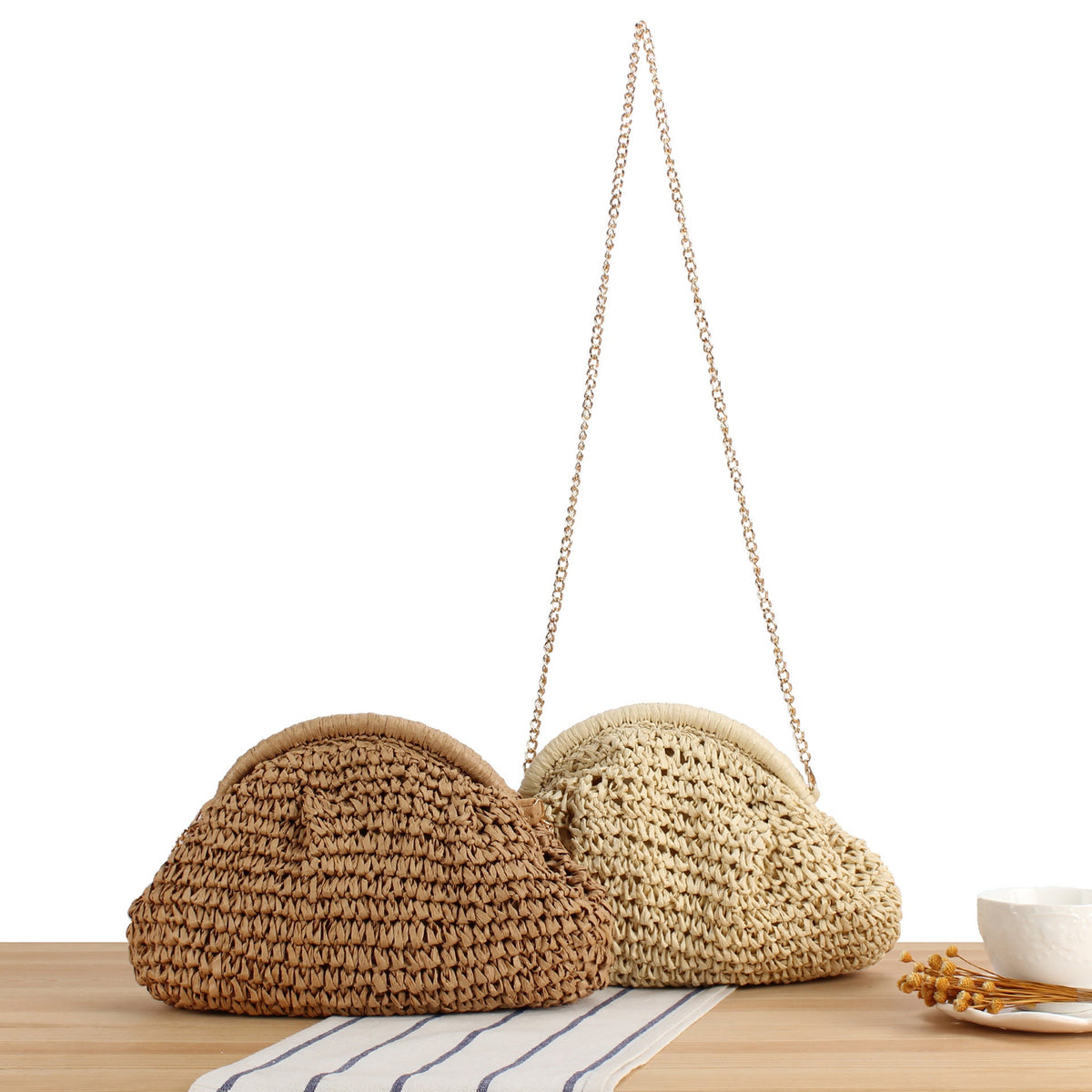Borsa a spalla in fibre naturali intrecciate a mano con catena decorativa