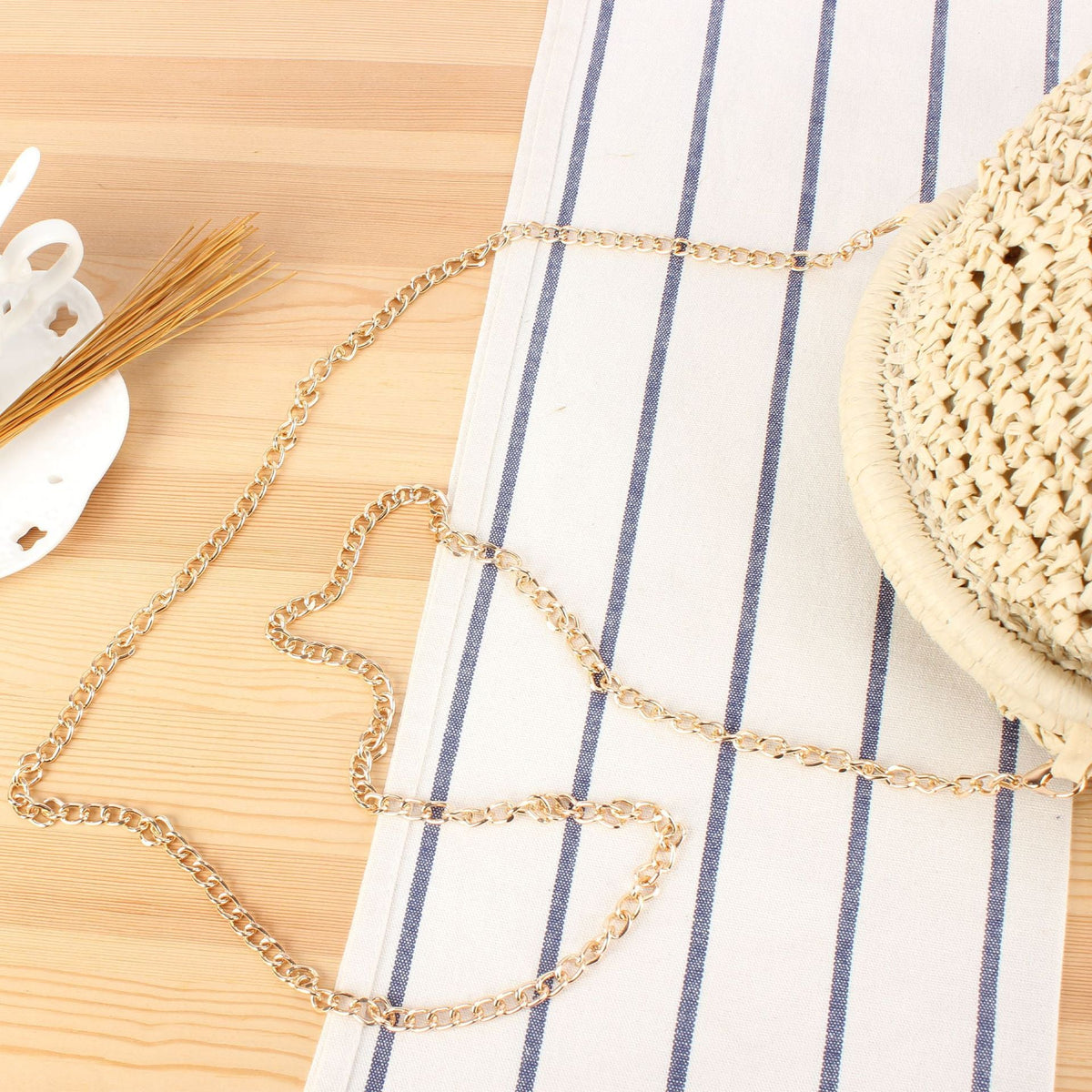 Borsa a spalla in fibre naturali intrecciate a mano con catena decorativa
