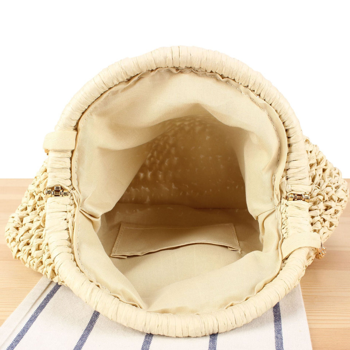 Borsa a spalla in fibre naturali intrecciate a mano con catena decorativa