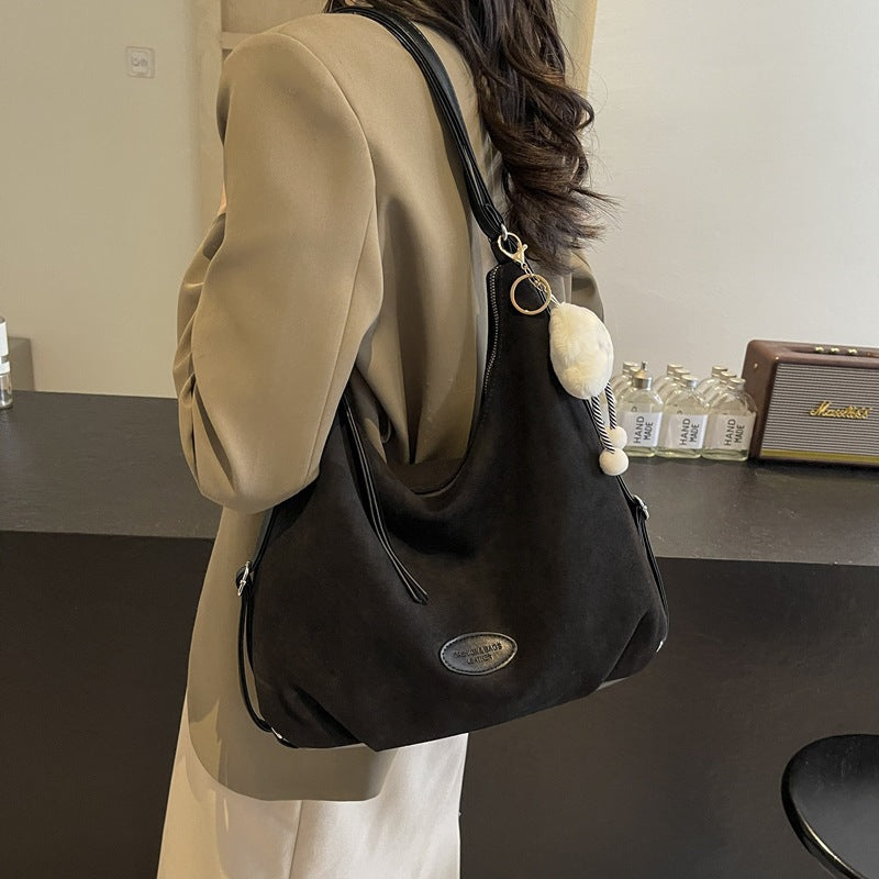 Borsa a spalla slouchy in morbida pelle scamosciata