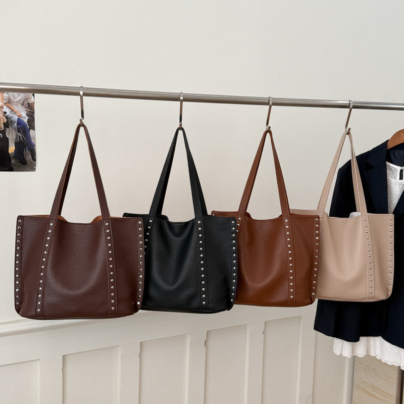 Borsa tote in pelle con borchie
