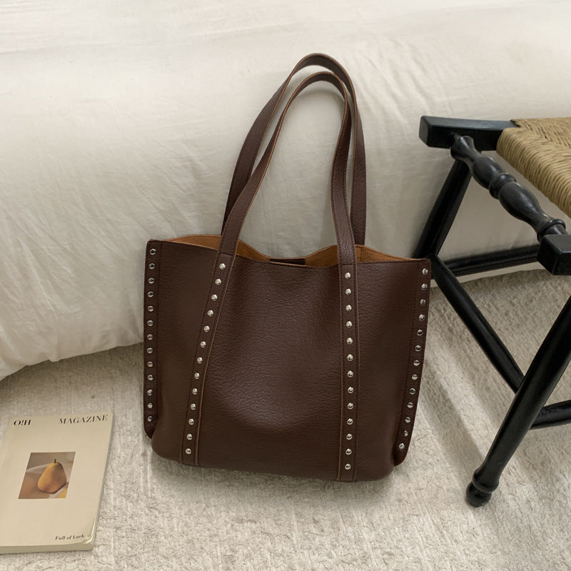 Borsa tote in pelle con borchie