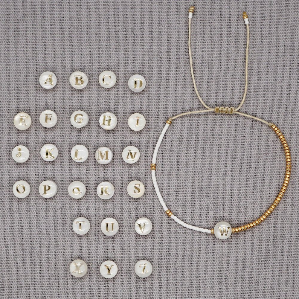 Bracciale boho con perline bianche e oro e iniziale personalizzabile