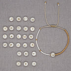 Bracciale boho con perline bianche e oro e iniziale personalizzabile