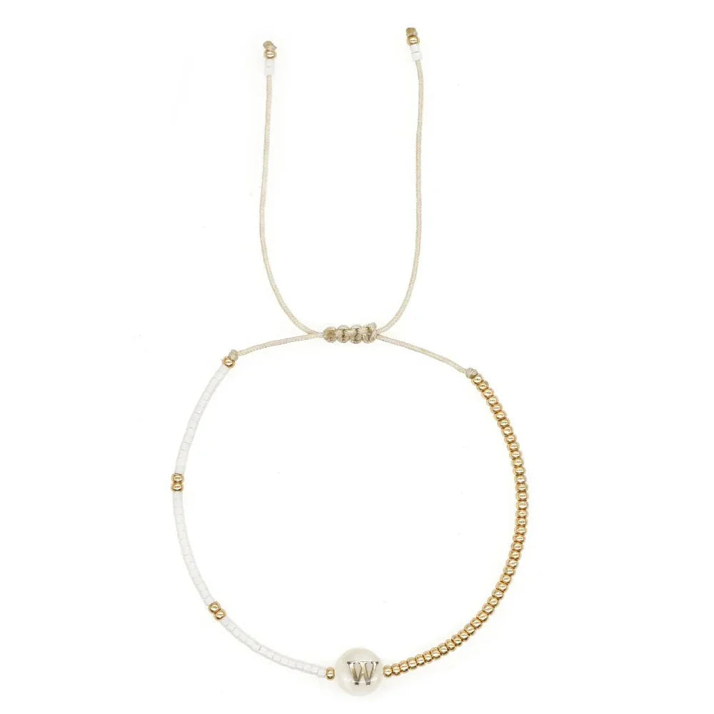 Bracciale boho con perline bianche e oro e iniziale personalizzabile
