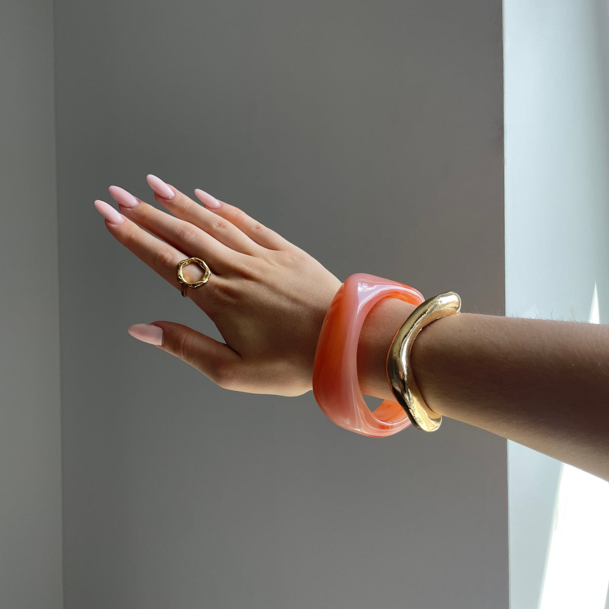 Bracciale dorato arancione – Un tocco di stile per look moderni