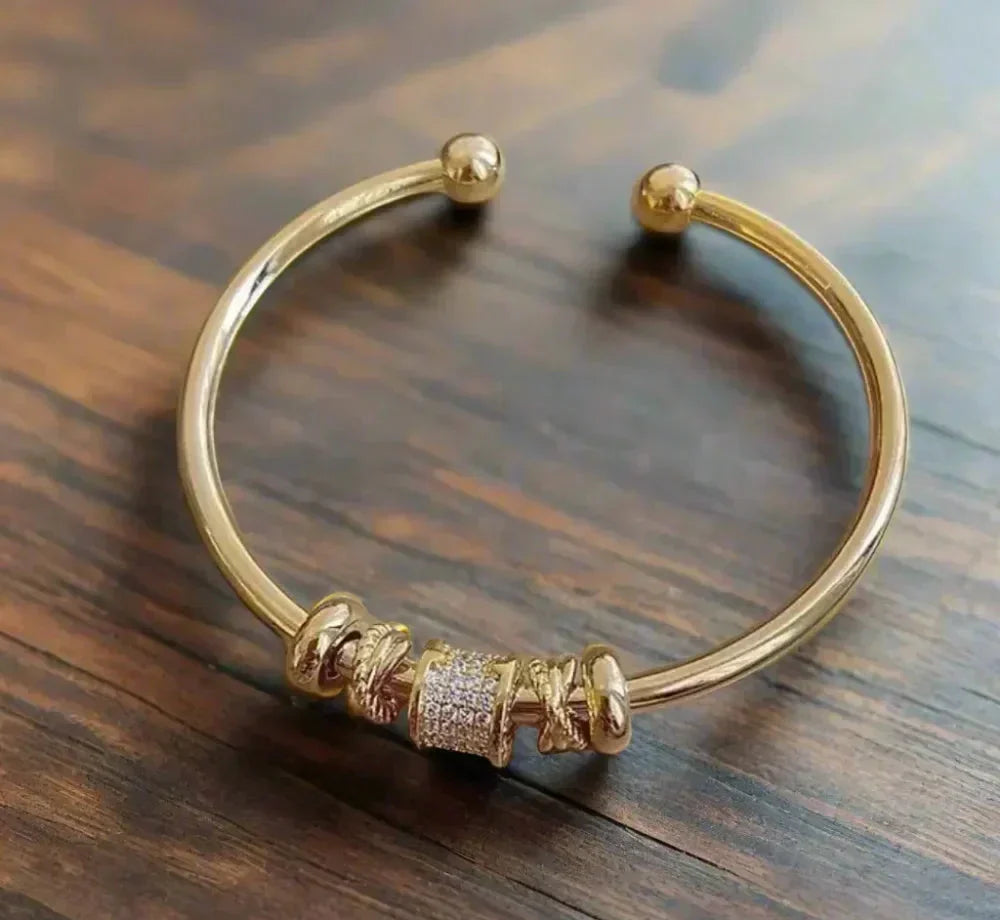 Bracciale regolabile con charms dorati